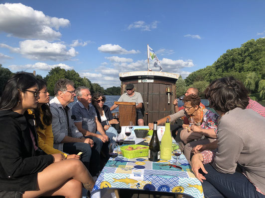 boat-ride-and-wine-tasting-Loire-Valley-Cher-river-Rendez-Vous-dans-les-Vignes-local-guide-Myriam-Fouasse-Robert-fun-unique-activity