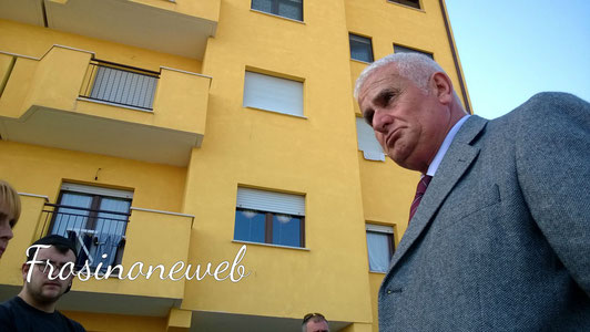 Il commissario Ciotoli durante il sopralluogo negli alloggi di via Di Vittorio