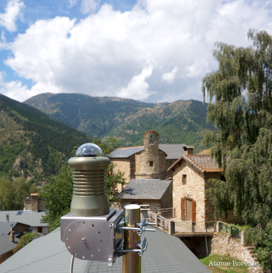 La caméra FRIPON installée sur le toit de la mairie de Mantet (66)