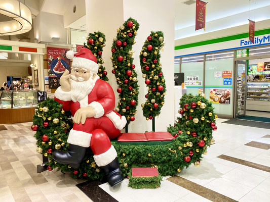 別府駅にサンタが！温泉マークのクリスマスツリー♪