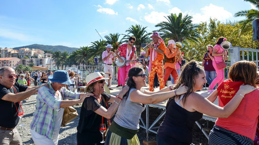 Énorme chenille sur la plage en épilogue de la prestation sur la scène