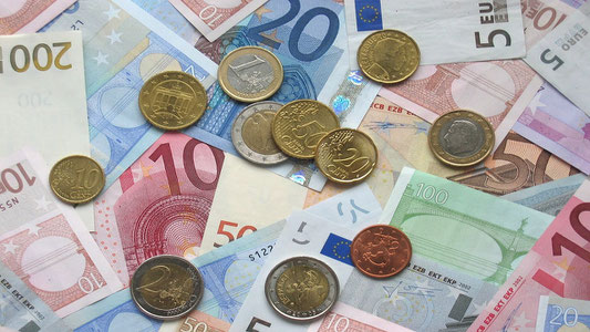Wie viel kosten die Hyaluron Ratiopharm Augentropfen? Geldscheine und Euros als Abbildung