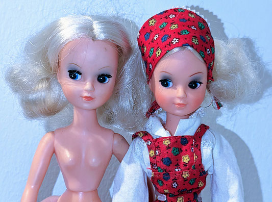 Two Standart basic Fleur dolls with the first (left) and seccond (right) Basic facemold.