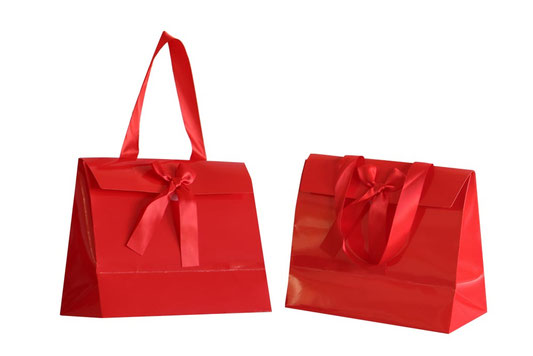 Geschenktaschen aus Papier weiß glänzend Lackoptik mit weißem Satinband und weißer Geschenktschleife Schleife