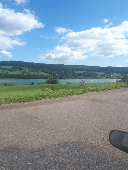 Lac Saint-Point. Diese Aussichten lassen den schlecht rollenden Strassenbelag vergessen.
