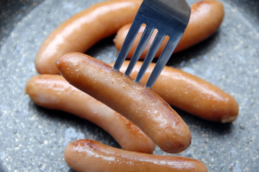 ハム、ソーセージ、ベーコンなどの加工肉に使われる発色剤で、発がん性や糖尿病・心疾患との関連も気をつけたいところです💦 
