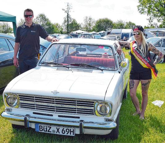 Im vergangenen Jahr war nicht nur der Rekord aus dem Jahre 1969 ein Schätzchen, Vereinschef Christian Radtke freute sich auch über den Besuch von Miss Opel Antonia Paulina Wolzki.