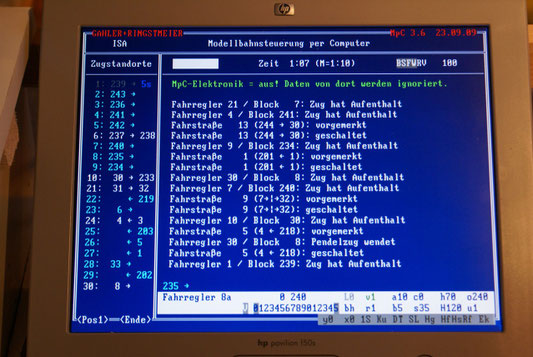 Het scherm van de computer vertoont voortdurend meldingen over de toestand op de baan.