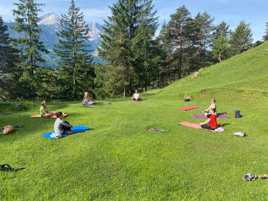 Yoga in der Natur in Garmisch unterhalb der Kriger-Gedächtniskapelle