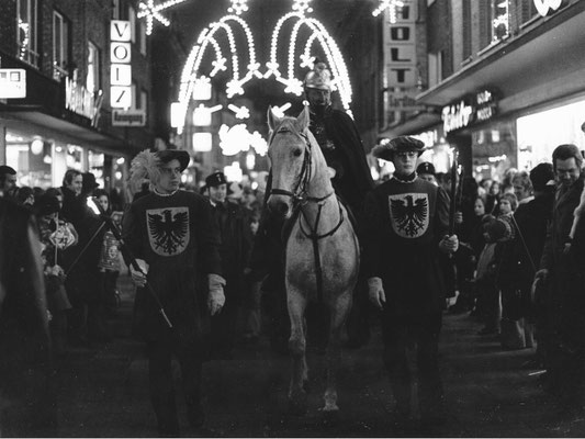 St. Martin (Ludwig Boersma) reitet durch die Neustraße 1972.
