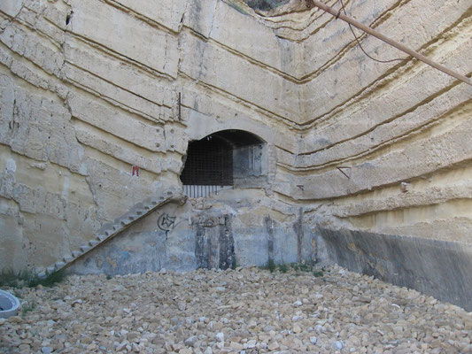 Una de las entradas a los antiguos depósitos de CAMPSA, en las entrañas del Cerro de San Julián
