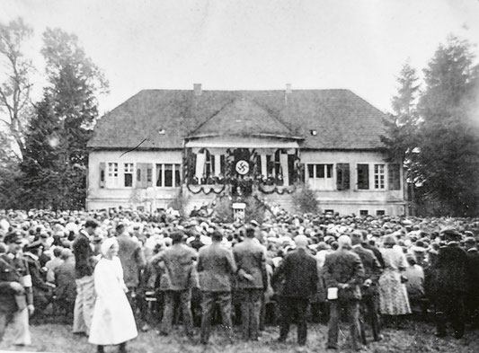 Am Gutshaus von Wildenau sammelten sich im Mai 1933 die Festbesucher