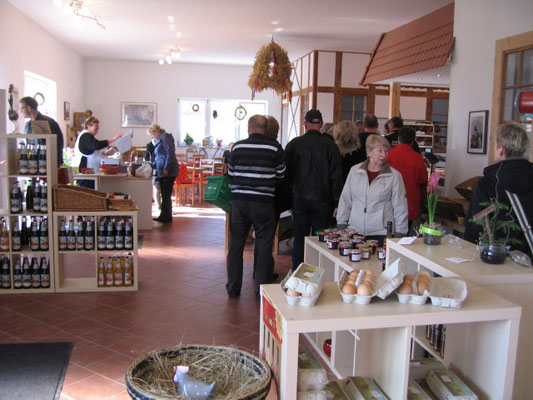 Mehrere Besucherinnen und Besucher im Laden