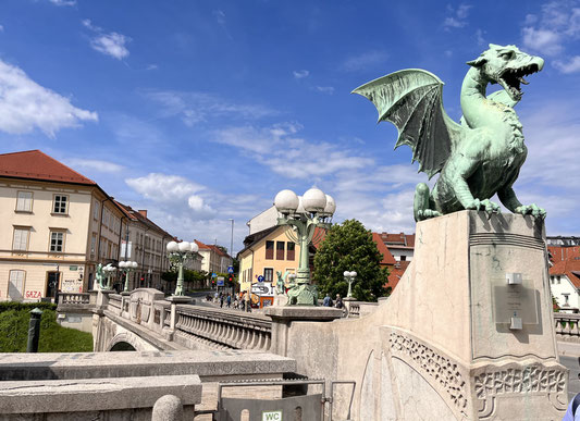 statua di drago sopra un ponte in pietra nel centro storico di Lubiana