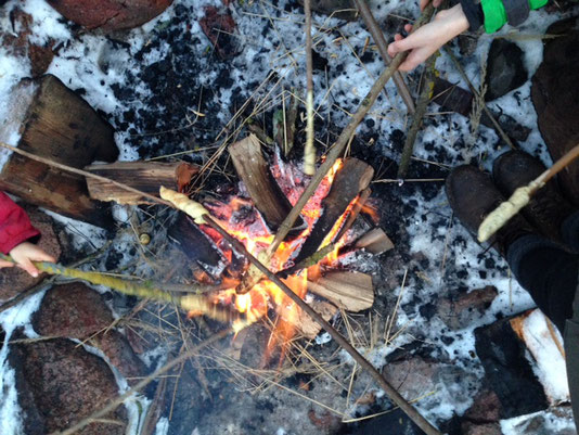 Stockbrot überm Feuer auf dem Strazehof