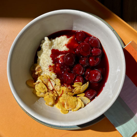 ...oder mit einem Löffel Hirse-Congee mit Amarena-Kirschen :)