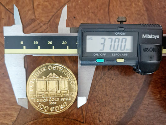 Echtheitsprüfung einer Wiener Philharmoniker Goldmünze mit digitalem Messschieber im Goldankauf.