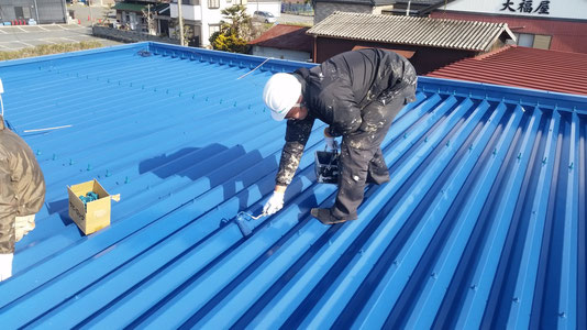 海津町、南濃町、平田町、養老町、輪之内町、羽島市、祖父江町、八開村、立田村、長島町、多度町、北勢町で屋根塗装工事中の屋根塗装工事専門店。平田町で屋根塗装工事/屋根折半塗装工事の上塗り塗装作業中