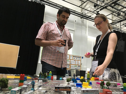 François P. Robert de l'UQAM et Élise Naud de l'OCPM. Démonstration d'un atelier créatif - Carte et maquette de l'OCPM à la 17e Conférence de l'OIDP