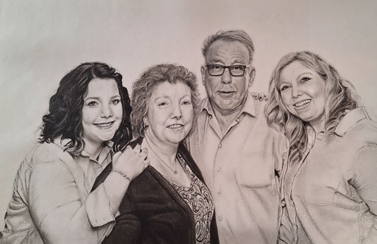 Familie,  Kohle/Graphit  60 x 80 cm, 2023 ,Auftragsarbeit