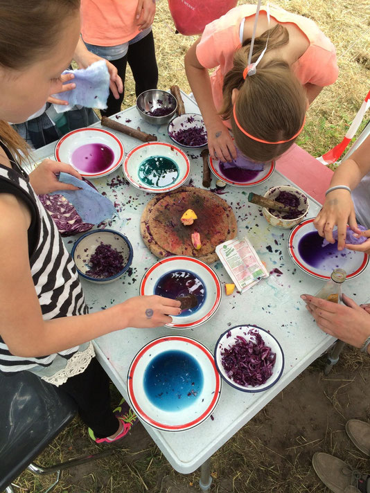 Aus Pflanzen Farben herstellen - ein tolles Erlebnis für Kinder und Jugendliche