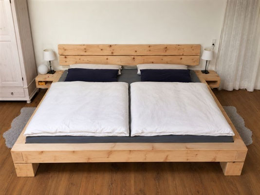 Familienbett Zirbe mit Nachttische und Kopfteil massiv