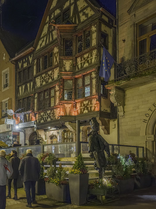 Bild: das historische Haus der Taverne Katz am Abend in Saverne