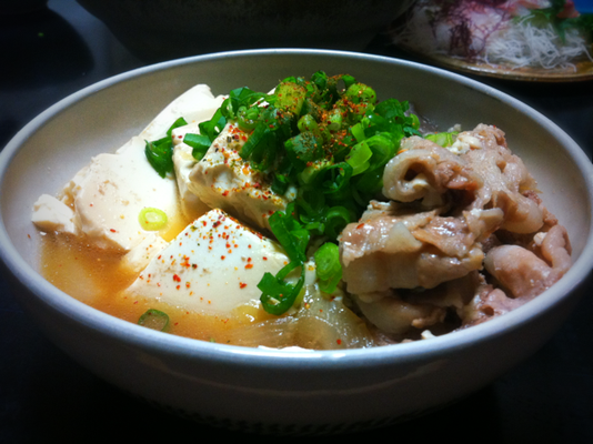 奥さんが好く作ってくれる肉豆腐です。　　柚子七味をたっぷり振って食べるのが◎！　　　　　　　　　　　　　　　大阪出身の奥さんっぽいメニューとおもいません？　（笑）　　哲平の大好物でもあります。　　　　　　　　　　　　　　　　　　　＊僕は大阪に出るまで「肉豆腐」って言葉さえ聞いたことなかったです。