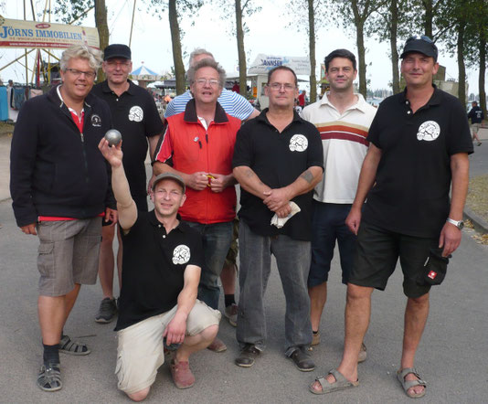 Die Bouledogs mit den Gastgebebern, den Boulefreunden Fehmarn (v.l.) Franky, Rene, Peter, Thomas (verdeckt) Hacky, Daniel, Jens, Andre (vorne)