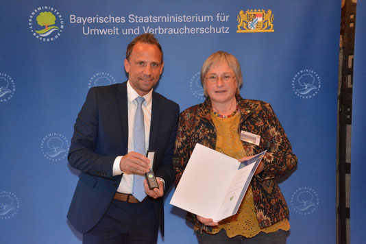 Der bayerische Umweltminister Thorsten Glauber hat jetzt Annette Beuerlein aus Dörfles-Esbach für ihr Engagement im Naturschutz ausgezeichnet und sie mit dem „Grünen Engel“ geehrt. (c) StMUV/kostenloser Abdruck