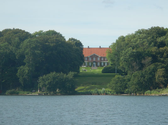 Schloß Hindsgavl vom Fænø Sund aus gesehen