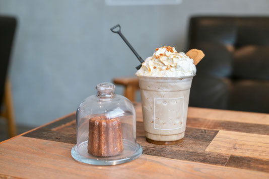 カフェのテーブルに出されたパンケーキ。生クリームとフルーツがたっぷり盛り付けられている。
