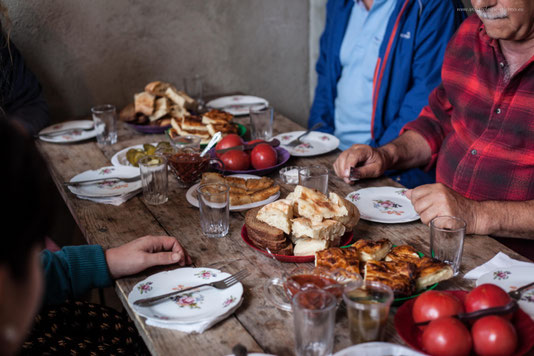 Zu Gast beim georgischen Grabungsteam. Die Tafel ist immer reich gedeckt.