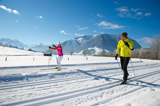 Sonnige Loipen, Tausende von Pistenkilometern und viel winterliche Erholung erwartet Wintersportler im Salzburger Pinzgau.  Foto: djd/Tourismusverband Maishofen/Gruber Michael