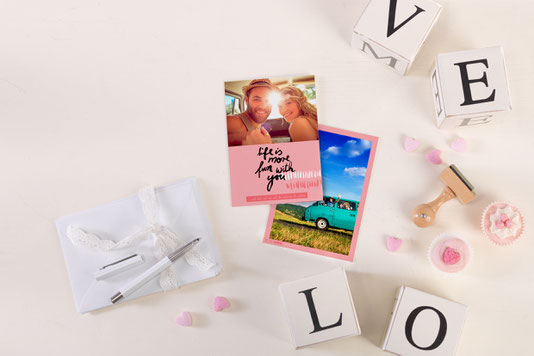 Liebesbeweis schwarz auf weiß - die klassische Valentinskarte ist beliebt, erst recht mit einem persönlichen Fotomotiv.  Foto: djd/www.cewe.de/Fotolia/Thinkstock