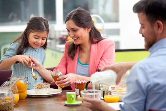 Schon zum Frühstück kommt Glas auf den Tisch. Das Müsli lässt sich darin nicht nur appetitlich servieren, sondern kann in Glas auch ideal aufbewahrt werden.  Foto: djd/Friends of Glass