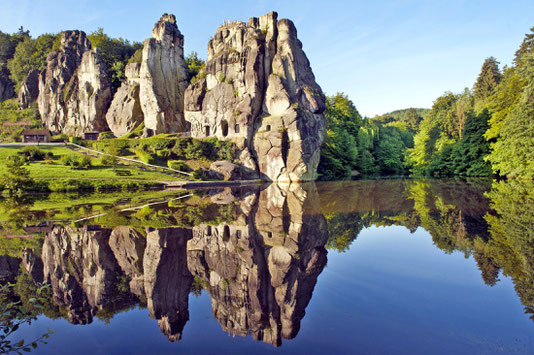 Naturschätze im Teutoburger Wald: die bizarren Externsteine bei Horn-Bad Meinberg.  Foto: djd/Teutoburger Wald/A. Hub