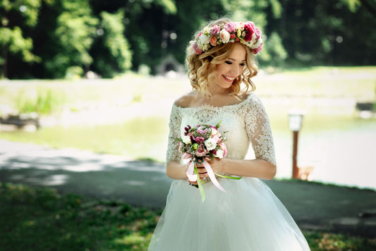 Natur pur bei Look und Location - das ist einer der zauberhaften Hochzeitstrends 2018.  Foto: djd/Elasten-Forschung/IVASHstudio - stock.adobe.com