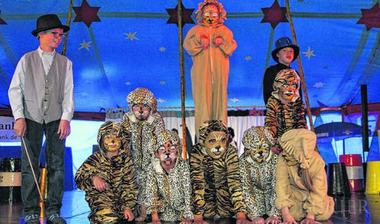 Beinahe zahm sind die Raubtiere des Zirkus Piccobello. Löwen, Tiger und Leoparden sind in diesem Fall am Freitagabend sogar ohne Zaun zu bewundern. Bild: Putschbach