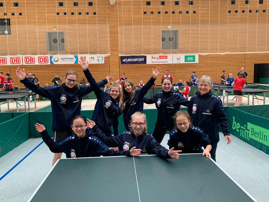 Julia Braasch (hi. v. l.). Lenara Breyer, Janine Hardenberg, Jessica Götsch und Sportlehrerin Kirsten Bellinger sowie Haiyan Aye (vo. v. l.), Julia Kirscht und Joleen Frink von der Europaschule Schwarzenbek.