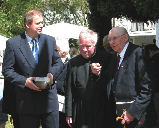 Kapellenjubiläum 2004: Anton Mathweis (rechts), Pastor Helmsorig (Mitte) und der Verfasser