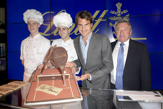 Roger Federer présente sa raquette en chocolat offerte par Lindt