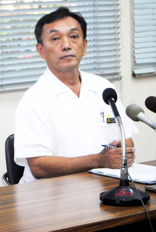 教科書選定後記者会見する玉津教育長=23日午後、石垣市教育委員会
