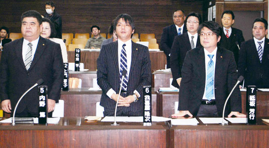 市議会での表決で起立する与党議員(昨年12月)