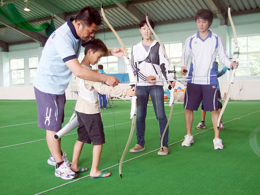 アーチェリー体験教室が行われた=17日午前、サッカーパークあかんま