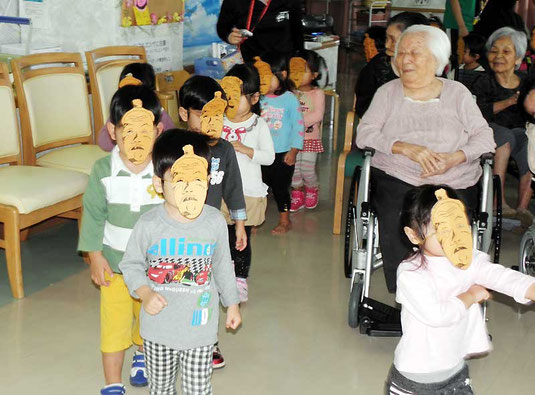 アンガマお面で可愛らしく登場する園児=聖紫花の杜