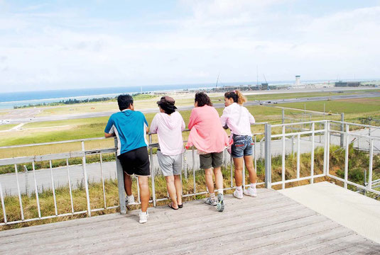 新石垣空港建設現場の見学台から見た光景。大勢の人たちが見学に訪れている(14日午後)