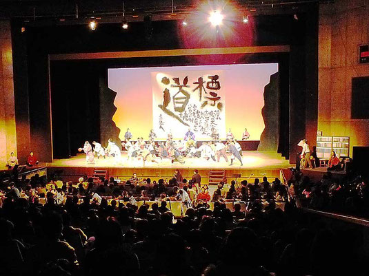 フィナーレを飾るテーマ曲「道標」を踊るメンバー