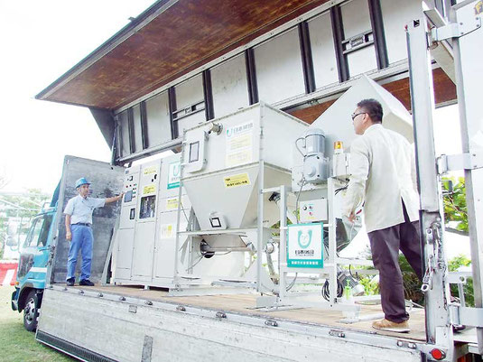 発泡スチロールをスチレン油に精製する油化プラント(写真は移動式、2010年撮影)