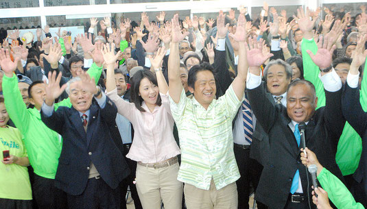 当選を喜び、バンザイ三唱する中山氏と支持者=2日午後10時過ぎ、選対本部
